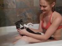 Dziewczyna w kąpieli... z kotem