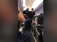 Pasażer usunięty silą z samolotu United Airlines