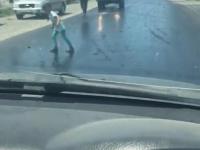 Dziecko przyklejone do asfaltu na drodze