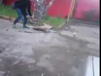Chłopak wysadza pól ulicy koktajlem młotowa