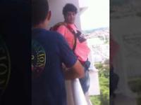 Gość kupuje spadochron przez internet, po czym wyskakuje z balkonu