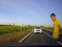Trzy kobiety za kierownicą spotykają się na drodze
