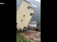 Pięciopiętrowy budynek wali się pod wpływem powodzi
