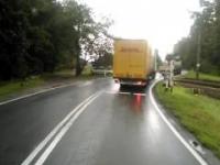 Time lapse z jazdy samochodem ciężarowym po kraju.