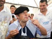 Burmistrz francuskiego miasta przegrał zakład i musiał zjeść danie ze szczura