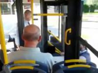 Kierowca autobusu odmawia pomocy osobie na wózku