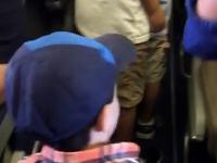 2 letni chłopak przybija żółwika z pasażerami samolotu