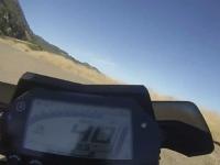 Motocyklista nie wyrobił się na zakręcie w górach i spada ponad 70 metrów
