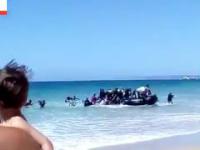 Nielegalni imigranci z Afryki szturmują plaże w południowej Hiszpani.