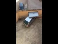 Włoski kierowca wyjeżdża z bramy