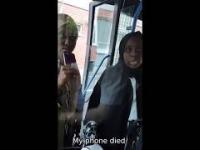 Kierowca autobusu nie pozwala muzułmankom jechać bez biletu w Finlandii