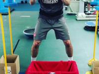 Bramkarz Arsenalu Petr Cech trenuje refleks