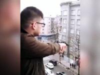 Ukrainiec strzela z pistoletu z balkonu