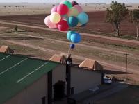 Podróżnik poleciał nad Afryką przypięty do balonów jak w filmie Disney