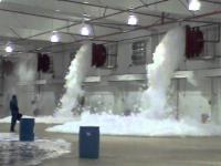 Test systemu przeciwpożarowego w hangarze lotniczym