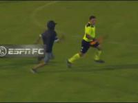 Bójka na boisku po wyrzuceniu piłkarza z boiska. 4 liga - Argentyna