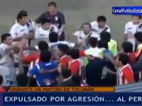 Argentyński piłkarz próbuje się pozbyć psa z boiska...