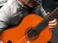 Pan gra na gitarce muzyczkę Ennio Morricone z niezapomnianego filmu Sergia Leone