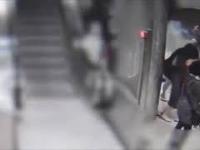 Imigrant podpala włosy kobiecie w metrze