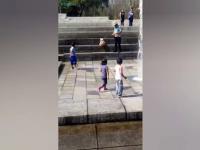 Publiczna fontanna i nieświadome jej siły dziecko