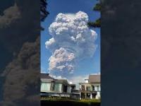 Przerażająco cudowna erupcja wulkanu w Indonezji