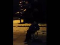 Inwalida na wózku bokiem na śniegu
