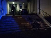 Rzeszów. Kierowca BMW staranował schody i uderzył w drzwi budynku ZUS