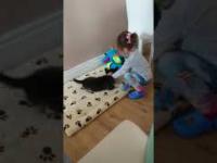 dziewczynka rozmawia z szczeniakiem