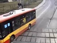 Kierowca autobusu w Wodzisławiu Śląskim zignorował czerwone światło i opadające rogatki
