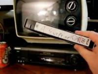 Kupił na wyprzedaży garażowej kasetę VHS z napisem „niespodzianka!”