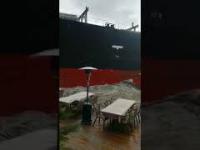 Statek rozbija się na nabrzeżu w Stambule