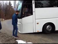 autobus utknął w zakręcie górskim