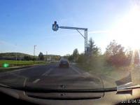 Słoweński TIR wyprzedza na skrzyżowaniu kierowcę usiłującego skręcić w lewo.