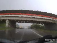 Wypadek w deszczu na autostradzie przy ~140km/h 