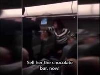 Kobieta robi awanturę w samolocie, bo zachciało jej się czekolady