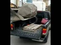 Duży kamień kontra pick-up