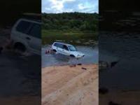 Próba uratowania tonącego samochodu