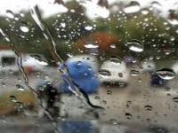 Letni deszcz zza szyby samochodu
