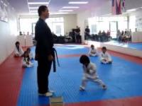 Przyszły mistrz taekwondo zdobywa swój pierwszy pas