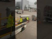 Bagażowy-syzyf na lotnisku w Manchesterze