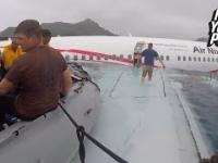 Jak żołnierze US Navy pomagali przy ewakuacji ludzi z tonącego samolotu