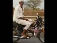 Hinduski fakir na motocyklu