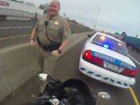 Szalejący motocyklista zaskoczony przez policjanta