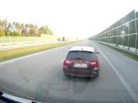 Podrażniony i mściwy kierownik BMW testuje hamulce na autostradzie.