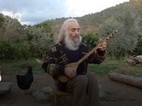 Özgür Baba i instrument strunowy wywodzący się z kultury Bliskiego Wschodu