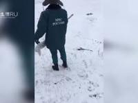 Rosyjscy strażacy kosili trawę pod śniegiem