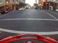 Motocyklista zostaje potrącony przez samochód jadący na czerwonym świetle