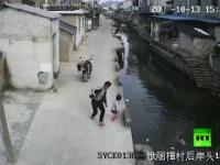 Zabawa dzieci w pobliżu wody