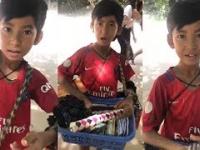 Młody sprzedawca pamiątek w Kambodży z każdym się dogada