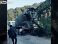 Największy siłacz w wiosce uratował betoniarkę
